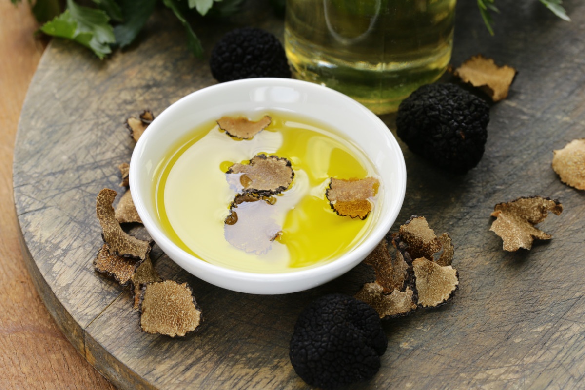 Black Truffle Oil vs White: Contrasting Truffle Oils