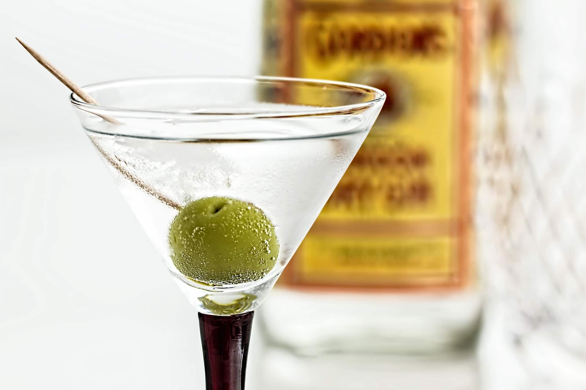 Vodka Martini vs Gin Martini: Comparing Classic Cocktails
